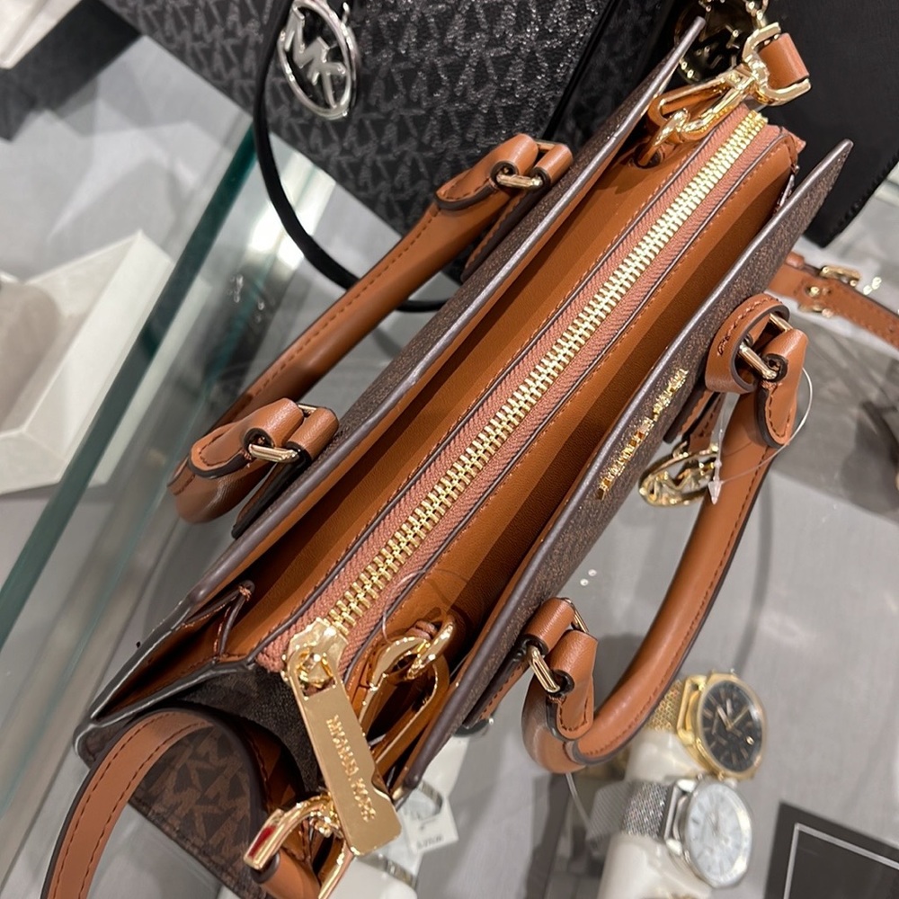 Michael Kors Small Sheila Satchel Crossbody
Bag Brown
NWT - Picture 13 of 16